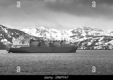 Foto in bianco e nero della cisterna a gas naturale liquefatto di 288 m, ARCTIC PRINCESS ancorata al largo di Hammerfest, nell'Artico settentrionale della Norvegia Foto Stock