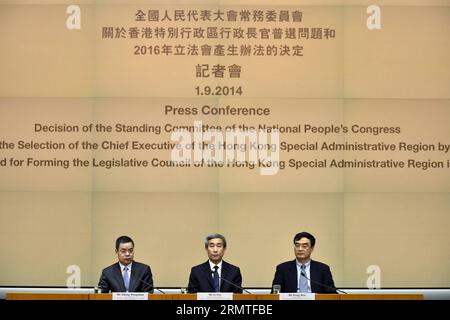 (140901) -- HONG KONG, 1 settembre 2014 -- li Fei (C), vice segretario generale del comitato permanente del Congresso nazionale del popolo (NPC), Zhang Rongshun (L), vicepresidente della Commissione affari legislativi del comitato permanente NPC, e Feng Wei, vicedirettore dell'Ufficio affari di Hong Kong e Macao del Consiglio di Stato, sono presenti a una sessione informativa sulla decisione del comitato permanente NPC su questioni relative alla selezione del direttore esecutivo della regione amministrativa speciale di Hong Kong da parte del suffragio universale e sul metodo per la formazione del Consiglio legislativo di t Foto Stock