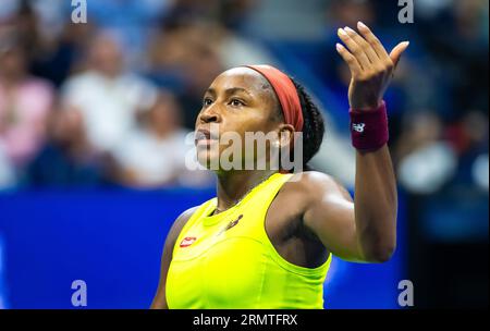New York, Stati Uniti, 29 agosto 2023 Coco Gauff degli Stati Uniti in azione durante il primo turno degli US Open Tennis Championships 2023, torneo di tennis del grande Slam il 28 agosto 2023 all'USTA National Tennis Center di New York, Stati Uniti Foto Stock