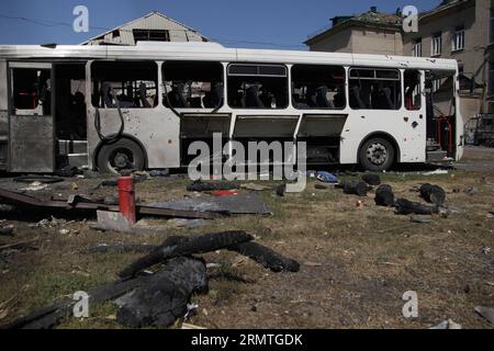 (140903) -- ILOVAISK, 3 settembre 2014 -- foto scattata il 3 settembre 2014 mostra un autobus danneggiato lasciato in una strada dopo un combattimento a Ilovaisk, Ucraina. Almeno 87 soldati ucraini sono stati uccisi dopo essere stati circondati da milizie pro-russe qui negli ultimi due giorni. ) UCRAINA-ILOVAISK-LOTTA-TRUPPE GOVERNATIVE-BILANCIO DELLE VITTIME AlexanderxErmochenko PUBLICATIONxNOTxINxCHN 3 settembre 2014 la foto scattata IL 3 settembre 2014 mostra un autobus danneggiato lasciato IN una strada in seguito a un combattimento in Ucraina almeno 87 soldati ucraini sono stati UCCISI dopo essere stati circondati da milizie pro-russe qui nel Loa Foto Stock