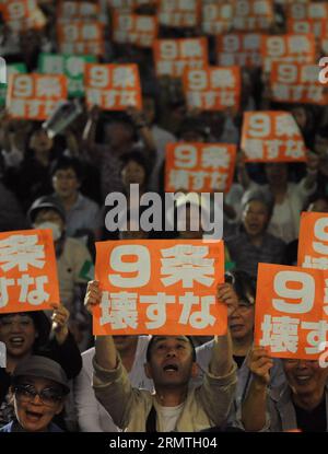 (140904) -- TOKYO, 4 settembre 2014 -- la gente grida slogan e tiene cartelli che dicono di non distruggere l'articolo 9 durante una protesta contro la politica del governo Abe di alleviare il limite della Costituzione pacifista del paese a Tokyo, in Giappone, 4 settembre 2014. Circa 4.000 persone hanno partecipato alla manifestazione. ) (Zjy) GIAPPONE-TOKYO-DIMOSTRAZIONE Stringer PUBLICATIONxNOTxINxCHN Tokyo 4 settembre 2014 celebrità gridare slogan e tenere cartelli che dicono di non distruggere l'articolo 9 durante una protesta contro la politica del Gabinetto ABE per alleviare il limite della Costituzione pacifista del Paese a Tokyo Giappone 4 settembre 2014 Abou Foto Stock