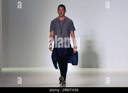 Il designer Richard Chai saluta il pubblico durante la sua collezione Primavera/Estate 2015 alla New York Fashion Week di New York, negli Stati Uniti, 4 settembre 2014. La Mercedes-Benz Fashion Week Primavera 2015 ha aperto qui giovedì. ) SETTIMANA DELLA MODA US-NEW YORK-RICHARD CHAI WangxLei PUBLICATIONxNOTxINxCHN i designer Richard Chai salutano il pubblico durante la sua collezione Primavera Estate 2015 ALLA New York Fashion Week a New York negli Stati Uniti 4 settembre 2014 la Mercedes Benz Fashion Week Primavera 2015 ha aperto qui giovedì U.S. New York Fashion Week Richard Chai PUBLICATIONxNOTxINxCHN Foto Stock