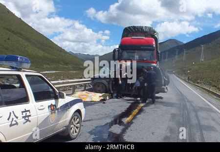 I poliziotti controllano il luogo dell'incidente dopo che un SUV (Sport Utility Vehicle) si è scontrato con un camion su un'autostrada nella Waze Township della contea di Kangding, nella provincia del Sichuan della Cina sud-occidentale, 4 settembre 2014. Sei persone sono rimaste uccise nell'incidente stradale avvenuto giovedì pomeriggio. () (ry) CINA-SICHUAN-KANGDING-INCIDENTE STRADALE (CN) Xinhua PUBLICATIONxNOTxINxCHN poliziotti controllare il sito dell'incidente dopo che un SUV di un veicolo sportivo si è scontrato con un camion SU una strada nella contea di Kangding nella provincia del Sichuan nella Cina sud-occidentale 4 settembre 2014 sei celebrità sono rimaste UCCISE nell'incidente stradale che si è verificato Foto Stock