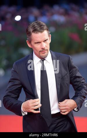 (140905) -- VENEZIA, 5 settembre 2014 -- l'attore Ethan Hawke posa sul Red carpet for Good Kill selezionato per il concorso principale durante la 71a Mostra del Cinema di Venezia, il 5 settembre 2014. ) ITALY-VENICE-FILM FESTIVAL-GOOD KILL LiuxLihang PUBLICATIONxNOTxINxCHN Venezia 5 settembre 2014 l'attore ethane Hawke posa SUL Red Carpet for Good Kill selezionato per il Main Competition durante la 71a Mostra del Cinema di Venezia a Lido di Venezia IL 5 settembre 2014 Italy Venice Film Festival Good Kill PUBLICATIONxINxCHN Foto Stock