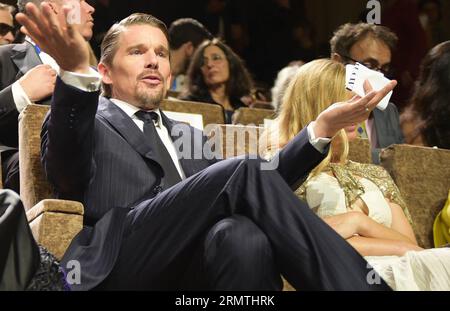 (140905) -- VENEZIA, 5 settembre 2014 -- l'attore Ethan Hawke partecipa alla proiezione di Good Kill che viene selezionato per il concorso principale durante la 71a Mostra del Cinema di Venezia, il 5 settembre 2014. ) ITALY-VENICE-FILM FESTIVAL-GOOD KILL LiuxLihang PUBLICATIONxNOTxINxCHN Venezia 5 settembre 2014 l'attore ethane Hawke partecipa alla proiezione di Good Kill selezionata per il Main Competition durante la 71a Mostra del Cinema di Venezia a Lido di Venezia IL 5 settembre 2014 Italy Venice Film Festival Good Kill PUBLICATIONxINxCHN Foto Stock