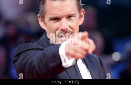 (140905) -- VENEZIA, 5 settembre 2014 -- l'attore Ethan Hawke posa sul Red carpet for Good Kill selezionato per il concorso principale durante la 71a Mostra del Cinema di Venezia, il 5 settembre 2014. ) ITALY-VENICE-FILM FESTIVAL-GOOD KILL LiuxLihang PUBLICATIONxNOTxINxCHN Venezia 5 settembre 2014 l'attore ethane Hawke posa SUL Red Carpet for Good Kill selezionato per il Main Competition durante la 71a Mostra del Cinema di Venezia a Lido di Venezia IL 5 settembre 2014 Italy Venice Film Festival Good Kill PUBLICATIONxINxCHN Foto Stock