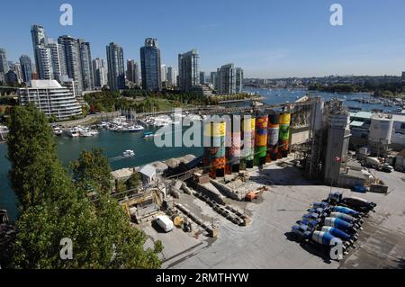 (140906) -- VANCOUVER, 6 settembre 2014 -- foto scattata il 5 settembre 2014 mostra il murale urbano di artisti brasiliani di fama internazionale OSGEMEOS presso i silos Ocean concrete a Granville Island a Vancouver, Canada. OSGEMEOS ha trasformato l'infrastruttura grigia in sei giganti colorati che possono essere visti sia dalla terra che dall'acqua. ) CANADA-VANCOUVER-MURALE URBANO SergeixBachlakov PUBLICATIONxNOTxINxCHN Vancouver Sept 06 2014 la foto scattata IL 5 settembre 2014 mostra il murale urbano di artisti brasiliani di fama internazionale PRESSO l'Ocean concrete Silos A Granville Islanda a Vancouver Canada hanno th Foto Stock