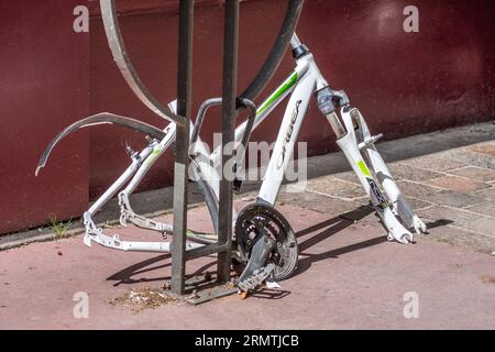 Telaio per biciclette sportive "Orbea" abbandonato smontato da tutte le parti - Tours, Indre-et-Loire (37), Francia. Foto Stock