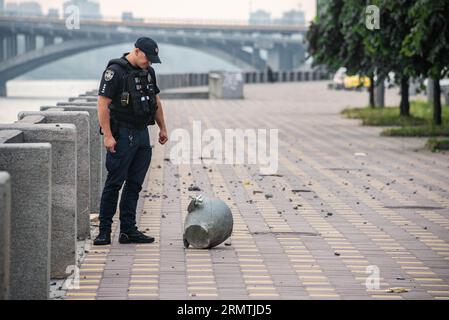 Kiev, Kiev, Ucraina. 30 agosto 2023. La mattina del 30 agosto, la Russia bombardò la capitale dell'Ucraina, Kiev, con missili e droni, il frammento del missile cadde direttamente sul marciapiede dell'argine di Dnipro (Credit Image: © Oleh Tymoshenko/ZUMA Press Wire) SOLO PER USO EDITORIALE! Non per USO commerciale! Foto Stock