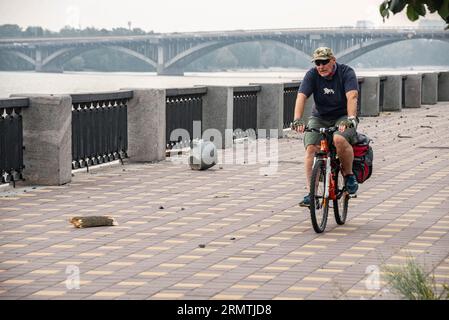Kiev, Kiev, Ucraina. 30 agosto 2023. La mattina del 30 agosto, la Russia bombardò la capitale dell'Ucraina, Kiev, con missili e droni, il frammento del missile cadde direttamente sul marciapiede dell'argine di Dnipro (Credit Image: © Oleh Tymoshenko/ZUMA Press Wire) SOLO PER USO EDITORIALE! Non per USO commerciale! Foto Stock