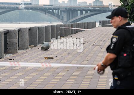 Kiev, Kiev, Ucraina. 30 agosto 2023. La mattina del 30 agosto, la Russia bombardò la capitale dell'Ucraina, Kiev, con missili e droni, il frammento del missile cadde direttamente sul marciapiede dell'argine di Dnipro (Credit Image: © Oleh Tymoshenko/ZUMA Press Wire) SOLO PER USO EDITORIALE! Non per USO commerciale! Foto Stock