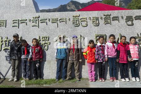 XIAHE, 10 settembre 2014 -- gli studenti posano per le foto alla Jiujia Elementary School di Labrang Town della contea di Xiahe, provincia del Gansu della Cina nord-occidentale, 2 settembre 2014. La scuola elementare Jiujia ha 627 studenti, tutti appartenenti a famiglie del gruppo etnico tibetano. Gli insegnanti qui danno lezioni sia in lingua tibetana che Han. Oltre ad avere lezioni tradizionali come matematica e inglese, gli studenti possono scegliere una classe da sogno, che insegna la danza tibetana Guozhuang e dipinti innovativi. ) (lfj) CHINA-GANSU-XIAHE-TIBETAN SCHOOL (CN) XuexDongmei PUBLICATIONxNOTxINxCHN Xiahe Sept 10 2014 PUpils POS Foto Stock