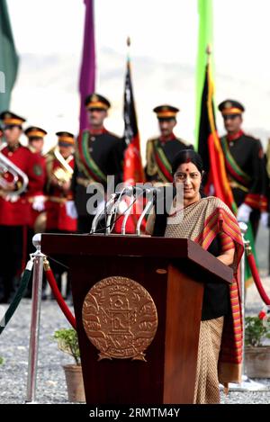 (140910) -- KABUL, 10 settembre 2014 -- il ministro indiano degli affari esteri Sushma Swaraj (fronte) parla alla cerimonia di innalzamento delle bandiere a Kabul, Afghanistan, il 10 settembre 2014. Il presidente afghano Hamid Karzai e Swaraj il mercoledì hanno issato una bandiera nazionale afghana creata dall'India con una lunghezza di 87 metri e una larghezza di 30 metri durante la cerimonia. ) (Zkr) AFGHANISTAN-KABUL-CERIMONIA DI INNALZAMENTO DELLA BANDIERA AhmadxMassoud PUBLICATIONxNOTxINxCHN Kabul 10 settembre 2014 i ministri degli affari esteri indiani Sushma Swaraj Front intervengono A una cerimonia di innalzamento della bandiera a Kabul in Afghanistan IL 10 settembre 2014 il presidente afghano Hamid Karzai e Swar Foto Stock