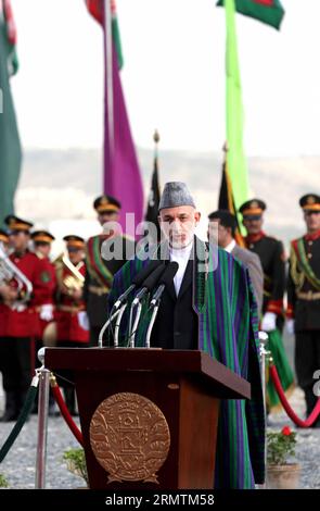 (140910) -- KABUL, 10 settembre 2014 -- il presidente afghano Hamid Karzai (fronte) parla a una cerimonia di innalzamento delle bandiere a Kabul, Afghanistan, il 10 settembre 2014. Karzai e il ministro indiano degli affari esteri Sushma Swaraj il mercoledì hanno issato una bandiera nazionale afghana di 87 metri di lunghezza e 30 metri di larghezza durante la cerimonia. ) (Zkr) AFGHANISTAN-KABUL-CERIMONIA DI INNALZAMENTO DELLA BANDIERA AhmadxMassoud PUBLICATIONxNOTxINxCHN Kabul 10 settembre 2014 il presidente afghano Hamid Karzai Front parla a una cerimonia di innalzamento della bandiera a Kabul in Afghanistan IL 10 settembre 2014 Karzai e i ministri indiani degli affari esteri Sushma Swar Foto Stock