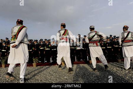 (140910) -- KABUL, 10 settembre 2014 -- uomini afghani danzano durante una cerimonia di innalzamento della bandiera a Kabul, Afghanistan, il 10 settembre 2014. Il presidente afghano Hamid Karzai e il ministro indiano degli affari esteri Sushma Swaraj il mercoledì hanno issato una bandiera nazionale afghana di 87 metri di lunghezza e 30 metri di larghezza durante la cerimonia. ) (Zkr) AFGHANISTAN-KABUL-CERIMONIA DI INNALZAMENTO DELLA BANDIERA AhmadxMassoud PUBLICATIONxNOTxINxCHN Kabul 10 settembre 2014 uomini afghani danzano IN una cerimonia di innalzamento della bandiera a Kabul Afghanistan IL 10 settembre 2014 il presidente afghano Hamid Karzai e i ministri indiani degli affari esteri Sushma Swaraj SU WE Foto Stock