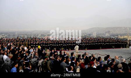 (140910) -- KABUL, 10 settembre 2014 -- funzionari afghani partecipano a una cerimonia di innalzamento della bandiera a Kabul, Afghanistan, il 10 settembre 2014. Il presidente afghano Hamid Karzai e il ministro indiano degli affari esteri Sushma Swaraj il mercoledì hanno issato una bandiera nazionale afghana di 87 metri di lunghezza e 30 metri di larghezza durante la cerimonia. ) (Zkr) AFGHANISTAN-KABUL-CERIMONIA DI INNALZAMENTO DELLA BANDIERA AhmadxMassoud PUBLICATIONxNOTxINxCHN Kabul 10 settembre 2014 funzionari afghani partecipano a una cerimonia di innalzamento della bandiera a Kabul Afghanistan IL 10 settembre 2014 il presidente afghano Hamid Karzai e i ministri degli affari esteri indiani Sushma Swar Foto Stock