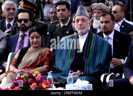 (140910) -- KABUL, 10 settembre 2014 -- il presidente afghano Hamid Karzai (fronte R) e il ministro indiano degli affari esteri Sushma Swaraj (fronte L) partecipano a una cerimonia di innalzamento della bandiera a Kabul, Afghanistan, il 10 settembre 2014. Karzai e Swaraj il mercoledì hanno issato una bandiera nazionale dell'Afghanistan creata dall'India con una lunghezza di 87 metri e una larghezza di 30 metri durante la cerimonia. (Zkr) AFGHANISTAN-KABUL-CERIMONIA DI INNALZAMENTO DELLA BANDIERA AhmadxMassoud PUBLICATIONxNOTxINxCHN Kabul 10 settembre 2014 il presidente afghano Hamid Karzai r Front e i ministri degli affari esteri indiani Sushma Swaraj l Front partecipano a una cerimonia di innalzamento delle bandiere a Kabul in Afghanistan Foto Stock