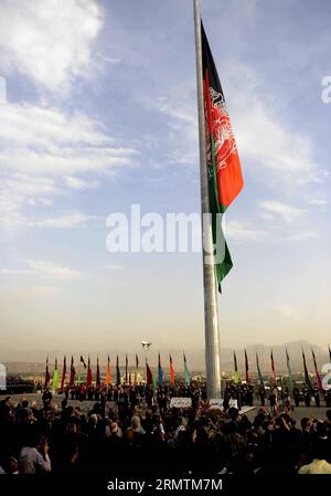 (140910) -- KABUL, 10 settembre 2014 -- la gente partecipa a una cerimonia di innalzamento della bandiera a Kabul, Afghanistan, il 10 settembre 2014. Il presidente afghano Hamid Karzai e il ministro indiano degli affari esteri Sushma Swaraj il mercoledì hanno issato una bandiera nazionale afghana di 87 metri di lunghezza e 30 metri di larghezza durante la cerimonia. ) (Zkr) AFGHANISTAN-KABUL-CERIMONIA DI INNALZAMENTO DELLA BANDIERA AhmadxMassoud PUBLICATIONxNOTxINxCHN Kabul 10 settembre 2014 celebrità partecipano a una cerimonia di innalzamento della bandiera a Kabul Afghanistan IL 10 settembre 2014 il presidente afghano Hamid Karzai e i ministri degli affari esteri indiani Sushma Swaraj IL mercoledì Foto Stock