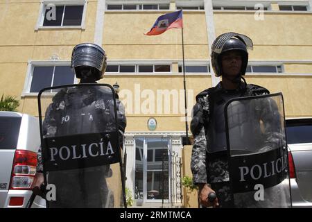 (140911) - SANTO DOMINGO, -- la polizia antisommossa sta di guardia durante una protesta davanti all'ambasciata haitiana a Santo Domingo, Repubblica Dominicana, il 10 settembre 2014. I membri del sindacato dei lavoratori della canna da zucchero hanno protestato mercoledì davanti all'ambasciata haitiana per chiedere al governo haitiano di esonerare il pagamento dei documenti di identificazione necessari per presentare domanda al piano nazionale di regolarizzazione estera, secondo la stampa locale. ) (Bxq) REPUBBLICA DOMINICANA-SANTO DOMINGO-HAITI-PROTESTA RobertoxGuzman PUBLICATIONxNOTxINxCHN la polizia antisommossa di Santo Domingo sta di guardia durante una protesta Foto Stock