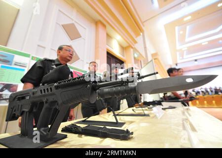 (140911) -- BANGKOK, 11 settembre 2014 -- i soldati thailandesi esibiscono armi durante il Thai Army Research Day 2014 all'Army Club di Bangkok, Thailandia, l'11 settembre 2014. ) THAILAND-BANGKOK-WEAPON-EXPO-ARMY RachenxSageamsak PUBLICATIONxNOTxINxCHN Bangkok 11 settembre 2014 soldati thailandesi esibiscono armi durante il Thai Army Research Day 2014 PRESSO L'Army Club di Bangkok Paese thailandese L'11 settembre 2014 Bangkok paese thailandese Bangkok Weapon EXPO Army PUBLICATIONxNOTxINxCHN Foto Stock