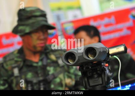 (140911) -- BANGKOK, 11 settembre 2014 -- i soldati thailandesi esibiscono armi durante il Thai Army Research Day 2014 all'Army Club di Bangkok, Thailandia, l'11 settembre 2014. ) THAILAND-BANGKOK-WEAPON-EXPO-ARMY RachenxSageamsak PUBLICATIONxNOTxINxCHN Bangkok 11 settembre 2014 soldati thailandesi esibiscono armi durante il Thai Army Research Day 2014 PRESSO L'Army Club di Bangkok Paese thailandese L'11 settembre 2014 Bangkok paese thailandese Bangkok Weapon EXPO Army PUBLICATIONxNOTxINxCHN Foto Stock