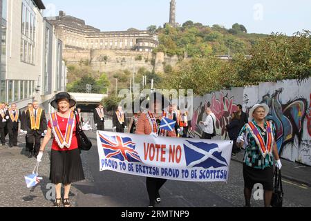 (140913) -- EDIMBURGO, 13 settembre 2014 -- la gente marcia durante una grande parata pro-union a Edimburgo, in Gran Bretagna, 13 settembre 2014. Entrambe le campagne hanno ricevuto una spinta finale sabato scorso, in vista del referendum per l'indipendenza scozzese di giovedì prossimo. Una grande parata pro-unionista suscitò grande entusiasmo a Edimburgo con più di 10.000 partecipanti del gruppo Orange Order in tutta la Gran Bretagna a sostegno dell'Unione. ) (lmz) BRITAIN-EDINBURGH-REFERENDUM-PRO-UNION-MARCH GuoxChunju PUBLICATIONxNOTxINxCHN Edimburgo 13 settembre 2014 celebrità marciano durante una Grand pro Union Parade a Edinburgh Brit Foto Stock