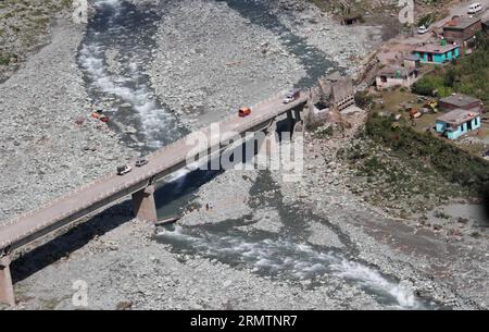 La foto scattata il 13 settembre 2014 mostra una vista aerea di veicoli bloccati su un ponte danneggiato nel distretto di Rajouri di Jammu, controllato dagli indiani del Kashmir. Oltre 215 persone sono state uccise in inondazioni, frane e crolli delle case innescati da piogge torrenziali nel Kashmir controllato dagli indiani. ) KASHMIR-JAMMU-FLOOD-DAMAGE-BRIDGE Stringer PUBLICATIONxNOTxINxCHN foto scattata IL 13 settembre 2014 mostra la vista aerea di VEICOLI bloccati SU un ponte danneggiato nel distretto di Jammu Kashmir controllato dagli indiani oltre 215 celebrità sono state UCCISE in inondazioni e crolli della casa innescati da piogge torrenziali in India Foto Stock