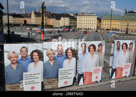 I poster della campagna sono visibili nel centro di Stoccolma, capitale della Svezia, il 13 settembre 2014. Il giorno delle elezioni è il 14 settembre 2014. Il giorno delle elezioni è il 14 settembre 2014. Le elezioni generali al Riksdag, che è l'equivelante del parlamento, si terranno domenica, così come quelle alle assemblee comunali e alle assemblee del consiglio di contea. ) SVEZIA-STOCCOLMA-GERNERAL ELEZIONI-CAMPAGNA RobxSchoenbaum PUBLICATIONxNOTxINxCHN Campaign Posters are Lakes in Downtown Stoccolma capitale della Svezia 13 settembre 2014 la giornata DELLE ELEZIONI È IL 14 settembre 2014 la giornata DELLE ELEZIONI È IL 14 settembre 2014 le ELEZIONI generali per la Ri Foto Stock