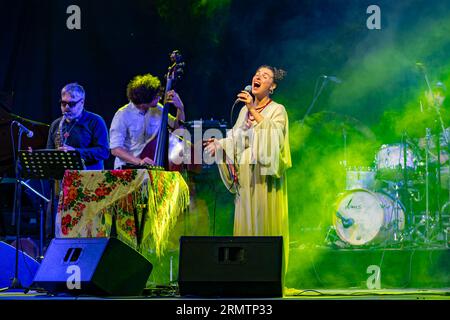 Sotto la direzione della cantante e compositore Ucraina, Ganna Gryniva, il GANNA Ensemble offre una performance accattivante nel secondo giorno dei Mitrovica International Jazz Days a Mitrovica, in Kosovo. L'evento si è svolto martedì 29 agosto 2023, mettendo in mostra l'eccezionale abilità musicale dell'ensemble. (Foto VX/ Vudi Xhymshiti) Foto Stock
