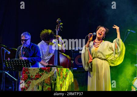 Sotto la direzione della cantante e compositore Ucraina, Ganna Gryniva, il GANNA Ensemble offre una performance accattivante nel secondo giorno dei Mitrovica International Jazz Days a Mitrovica, in Kosovo. L'evento si è svolto martedì 29 agosto 2023, mettendo in mostra l'eccezionale abilità musicale dell'ensemble. (Foto VX/ Vudi Xhymshiti) Foto Stock