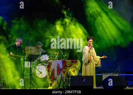 Sotto la direzione della cantante e compositore Ucraina, Ganna Gryniva, il GANNA Ensemble offre una performance accattivante nel secondo giorno dei Mitrovica International Jazz Days a Mitrovica, in Kosovo. L'evento si è svolto martedì 29 agosto 2023, mettendo in mostra l'eccezionale abilità musicale dell'ensemble. (Foto VX/ Vudi Xhymshiti) Foto Stock