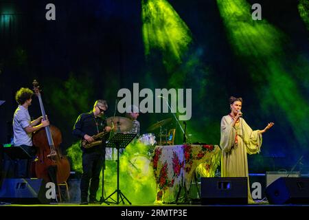 Sotto la direzione della cantante e compositore Ucraina, Ganna Gryniva, il GANNA Ensemble offre una performance accattivante nel secondo giorno dei Mitrovica International Jazz Days a Mitrovica, in Kosovo. L'evento si è svolto martedì 29 agosto 2023, mettendo in mostra l'eccezionale abilità musicale dell'ensemble. (Foto VX/ Vudi Xhymshiti) Foto Stock
