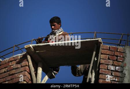 (140914) -- KABUL, 14 settembre 2014 -- Un operaio edile costruisce una casa a Kabul, Afghanistan, il 14 settembre 2014. Dopo la caduta del regime talebano alla fine del 2001, la popolazione locale ha avviato il processo di ricostruzione in ogni parte dell'Afghanistan. Ahmad Massoud)(cy) AFGHANISTAN-KABUL-BUILDING-BUILDING-BUILDING-BUILDING XinhuaxKabul PUBLICATIONxNOTxINxCHN Kabul 14 settembre 2014 un operaio edile costruisce una casa a Kabul Afghanistan IL 14 settembre 2014 dopo che il regime talibano è crollato alla fine del 2001 celebrità locali hanno avviato il processo di ricostruzione in ogni parte dell'Afghanistan Ahmad Massoud Cy afgano Foto Stock