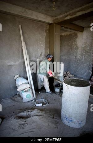 (140914) - KABUL, 14 settembre 2014 -- Un operaio edile lavora in una casa a Kabul, Afghanistan, il 14 settembre 2014. Dopo la caduta del regime talebano alla fine del 2001, la popolazione locale ha avviato il processo di ricostruzione in ogni parte dell'Afghanistan. Ahmad Massoud)(cy) AFGHANISTAN-KABUL-BUILDING-BUILDING-BUILDING-BUILDING XinhuaxKabul PUBLICATIONxNOTxINxCHN Kabul 14 settembre 2014 un operaio edile lavora in una casa a Kabul Afghanistan IL 14 settembre 2014 dopo il regime talibano che cosa è crollato alla fine del 2001 celebrità locali hanno avviato il processo di ricostruzione in ogni parte dell'Afghanistan Ahmad Massoud Cy AF Foto Stock