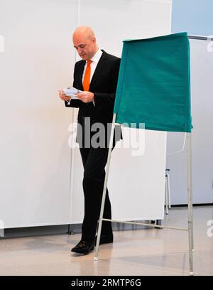 (140914) -- STOCCOLMA, 14 settembre 2014 -- il primo ministro svedese Fredrik Reinfeldt, che è anche il leader del partito moderato, esprime il suo voto a Stoccolma, capitale della Svezia, 14 settembre 2014. Gli svedesi hanno espresso i loro voti domenica alle elezioni parlamentari del 2014 che sono destinate ad essere intense. Rob )(cy) SVEZIA-STOCCOLMA-GERNERAL ELEZIONI-VOTO Schoenbaum PUBLICATIONxNOTxINxCHN Stoccolma 14 settembre 2014 I primi ministri svedesi Fredrik Reinfeldt, che È quindi il leader del partito moderato, esprime il suo VOTO a Stoccolma capitale della Svezia 14 settembre 2014 svedesi hanno espresso i loro voti domenica nel Parlamento 2014 Foto Stock