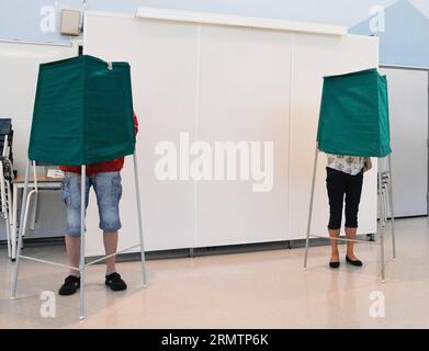 (140914) -- STOCCOLMA, 14 settembre 2014 -- due svedesi hanno espresso i loro voti in un collegio elettorale a Stoccolma, capitale della Svezia, 14 settembre 2014. Il giorno delle elezioni è il 14 settembre 2014. Gli svedesi hanno espresso i loro voti domenica alle elezioni parlamentari del 2014 che sono destinate ad essere intense. Rob )(cy) SVEZIA-STOCCOLMA-GERNERAL ELEZIONI-VOTO Schoenbaum PUBLICATIONxNOTxINxCHN Stoccolma 14 settembre 2014 due svedesi hanno espresso i loro voti IN un polling Station a Stoccolma capitale della Svezia 14 settembre 2014 la giornata DELLE ELEZIONI È IL 14 settembre 2014 gli svedesi hanno espresso i loro voti domenica alle elezioni parlamentari 2014 Thatcher are des Foto Stock
