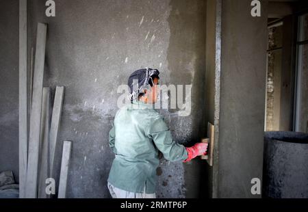 (140914) - KABUL, 14 settembre 2014 -- Un operaio edile lavora in una casa a Kabul, Afghanistan, il 14 settembre 2014. Dopo la caduta del regime talebano alla fine del 2001, la popolazione locale ha avviato il processo di ricostruzione in ogni parte dell'Afghanistan. Ahmad Massoud)(cy) AFGHANISTAN-KABUL-BUILDING-BUILDING-BUILDING-BUILDING XinhuaxKabul PUBLICATIONxNOTxINxCHN Kabul 14 settembre 2014 un operaio edile lavora in una casa a Kabul Afghanistan IL 14 settembre 2014 dopo il regime talibano che cosa è crollato alla fine del 2001 celebrità locali hanno avviato il processo di ricostruzione in ogni parte dell'Afghanistan Ahmad Massoud Cy AF Foto Stock