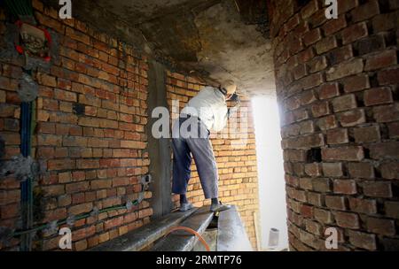 (140914) - KABUL, 14 settembre 2014 -- Un operaio edile lavora in una casa a Kabul, Afghanistan, il 14 settembre 2014. Dopo la caduta del regime talebano alla fine del 2001, la popolazione locale ha avviato il processo di ricostruzione in ogni parte dell'Afghanistan. Ahmad Massoud)(cy) AFGHANISTAN-KABUL-BUILDING-BUILDING-BUILDING-BUILDING XinhuaxKabul PUBLICATIONxNOTxINxCHN Kabul 14 settembre 2014 un operaio edile lavora in una casa a Kabul Afghanistan IL 14 settembre 2014 dopo il regime talibano che cosa è crollato alla fine del 2001 celebrità locali hanno avviato il processo di ricostruzione in ogni parte dell'Afghanistan Ahmad Massoud Cy AF Foto Stock