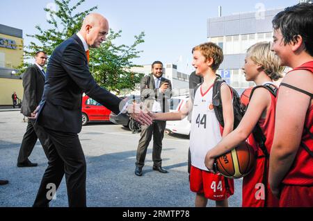 (140914) -- STOCCOLMA, 14 settembre 2014 -- il primo ministro svedese Fredrik Reinfeldt (FRONTE 1st L), che è anche il leader del partito moderato, stringe la mano ai ragazzi locali dopo aver votato a Stoccolma, capitale della Svezia, 14 settembre 2014. Gli svedesi hanno espresso i loro voti domenica alle elezioni parlamentari del 2014 che sono destinate ad essere intense. Rob )(cy) SVEZIA-STOCCOLMA-GERNERAL ELEZIONI-VOTO Schoenbaum PUBLICATIONxNOTxINxCHN Stoccolma 14 settembre 2014 i primi Ministri svedesi Fredrik Reinfeldt Front 1st l, che È quindi il moderato leader del partito Shakes Hands with Local Kids dopo aver votato nella capitale di Stoccolma Foto Stock