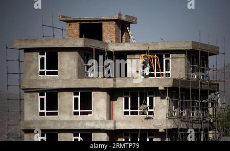 (140914) -- KABUL, 14 settembre 2014 -- i lavoratori edili costruiscono una casa a Kabul, Afghanistan, il 14 settembre 2014. Dopo la caduta del regime talebano alla fine del 2001, la popolazione locale ha avviato il processo di ricostruzione in ogni parte dell'Afghanistan. Ahmad Massoud)(cy) AFGHANISTAN-KABUL-BUILDING-BUILDING-BUILDING-BUILDING XinhuaxKabul PUBLICATIONxNOTxINxCHN Kabul 14 settembre 2014 i lavoratori edili COSTRUISCONO una casa a Kabul Afghanistan IL 14 settembre 2014 dopo che il regime talibano è crollato alla fine del 2001 celebrità locali hanno avviato il processo di ricostruzione in ogni parte dell'Afghanistan Ahmad Massoud Cy afghanista Foto Stock