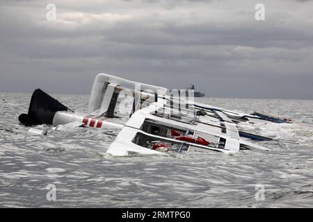 (140915) -- MANILA, 15 settembre 2014 -- foto scattate il 15 settembre 2014 mostrano il Super Shuttle Ferry 7 che affondò nella baia di Manila, nelle Filippine. Quindici membri dell'equipaggio sono stati salvati dalla nave capovolta che è stata colpita da forti venti e onde. Il tifone Kalmaegi è approdato nelle Filippine settentrionali domenica pomeriggio e dovrebbe rimanere nel paese fino a martedì, l'agenzia meteorologica statale ha detto). FILIPPINE-MANILA-TYPHOON-FERRY-SINKING RouellexUmali PUBLICATIONxNOTxINxCHN Manila 15 settembre 2014 foto scattata IL 15 settembre 2014 Mostra il Super Shuttle Ferry 7 che penalizza nella Baia di Manila Foto Stock