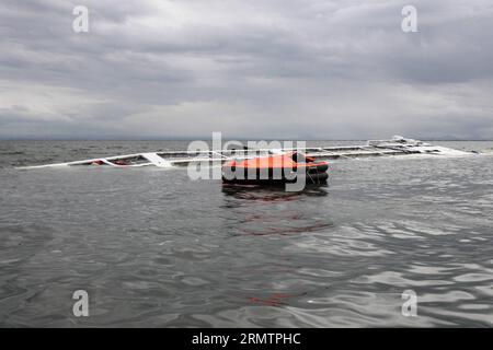 (140915) -- MANILA, 15 settembre 2014 -- Un relitto galleggia accanto al Super Shuttle Ferry 7 che affondò a Manila Bay, nelle Filippine, il 15 settembre 2014. Quindici membri dell'equipaggio sono stati salvati dalla nave capovolta che è stata colpita da forti venti e onde. Il tifone Kalmaegi è approdato nelle Filippine settentrionali domenica pomeriggio e dovrebbe rimanere nel paese fino a martedì, l'agenzia meteorologica statale ha detto). FILIPPINE-MANILA-TYPHOON-FERRY-SINKING RouellexUmali PUBLICATIONxNOTxINxCHN Manila 15 settembre 2014 un galleggia accanto al Super Shuttle Ferry 7 che penalizza nella Baia di Manila il pH Foto Stock