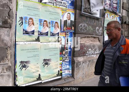 (140916) -- SARAJEVO, 16 settembre 2014 -- Un uomo guarda i manifesti per la campagna elettorale a Sarajevo, Bosnia ed Erzegovina, 16 settembre 2014. La campagna elettorale in Bosnia-Erzegovina continuerà fino al 12 ottobre, giorno delle elezioni. ) (Dzl) BiH-ELECTION COMPAIGN-POSTERS HarisxMemija PUBLICATIONxNOTxINxCHN Sarajevo 16 settembre 2014 a Man Looks AT Posters for the ELECTION Campaign in Sarajevo Bosnia-Erzegovina 16 settembre 2014 la campagna delle elezioni generali in Bosnia-Erzegovina continuerà fino al 12 ottobre giorno delle ELEZIONI dzl BIH ELECTION Compaignin Posters PUBLIC Foto Stock