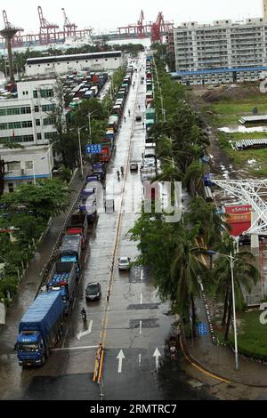 (140917) -- HAIKOU, 17 settembre 2014 -- i veicoli attendono di salire a bordo di una nave al porto di Haikou a Haikou, capitale della provincia di Hainan della Cina meridionale, 17 settembre 2014. La navigazione sullo stretto di Qiongzhou è stata ripresa un giorno dopo che il tifone Kalmaegi è atterrato nella provincia dell'isola il martedì mattina. ) (Ry) CHINA-HAINAN-TYPHOON (CN) HexZhicheng PUBLICATIONxNOTxINxCHN Haikou 17 settembre 2014 VEICOLI attendono di salire a bordo di una nave PRESSO il porto di Haikou a Haikou, capitale della provincia di Hainan della Cina meridionale 17 settembre 2014 la spedizione SULLO stretto di Qiongzhou è stata ripresa un giorno dopo lo sbarco del tifone nella provincia islandese A tue Foto Stock