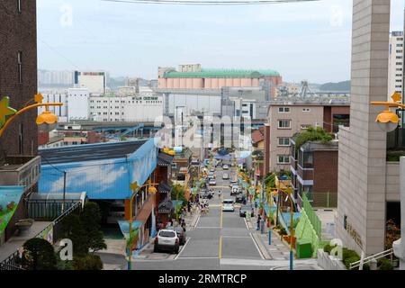 (140917) -- INCHEON, 17 settembre 2014 -- foto scattata il 17 settembre 2014 mostra il paesaggio della città fiabesca di Songwoldong a Incheon, Corea del Sud. La città da favola, decorata con personaggi dei cartoni animati e dipinti, è stata trasformata da villaggio residenziale locale. È diventata un'attrazione turistica con l'avvicinarsi dei giochi asiatici. )(lz) (SP)COREA DEL SUD-INCHEON-ASIAN GAMES-SONGWOLDONG-FAIRYTALE TOWN MaxPing PUBLICATIONxNOTxINxCHN Incheon Sept 17 2014 foto scattata IL 17 settembre 2014 mostra il paesaggio di Fairy tale Town a Incheon Corea del Sud la città di Fairy tale decorata con personaggi di Cartoon e P Foto Stock