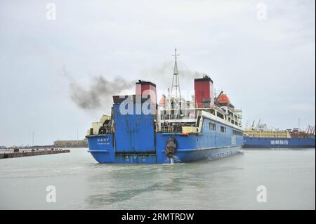 (140917) -- HAIKOU, 17 settembre 2014 -- Una nave lascia il porto di Haikou a Haikou, capitale della provincia di Hainan della Cina meridionale, 17 settembre 2014. La navigazione sullo stretto di Qiongzhou è stata ripresa un giorno dopo che il tifone Kalmaegi è atterrato nella provincia dell'isola il martedì mattina. ) (RY) CHINA-HAINAN-TYPHOON (CN ) YangxGuanyu PUBLICATIONxNOTxINxCHN Haikou 17 settembre 2014 una nave lascia il porto di Haikou a Haikou capitale della provincia di Hainan della Cina meridionale 17 settembre 2014 la spedizione SULLO stretto di Qiongzhou è stata ripresa un giorno dopo lo sbarco del tifone nella provincia islandese IL martedì mattina Ry China Hainan Typhoon Foto Stock