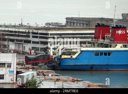 (140917) -- HAIKOU, 17 settembre 2014 -- Una nave attende i passeggeri al porto di Haikou a Haikou, capitale della provincia di Hainan della Cina meridionale, 17 settembre 2014. La navigazione sullo stretto di Qiongzhou è stata ripresa un giorno dopo che il tifone Kalmaegi è atterrato nella provincia dell'isola il martedì mattina. ) (Ry) CHINA-HAINAN-TYPHOON (CN) HexZhicheng PUBLICATIONxNOTxINxCHN Haikou 17 settembre 2014 una nave attende i passeggeri AL porto di Haikou a Haikou, capitale della provincia di Hainan della Cina meridionale 17 settembre 2014 la spedizione SULLO stretto di Qiongzhou è stata ripresa un giorno dopo lo sbarco del tifone nella provincia islandese IL martedì Foto Stock