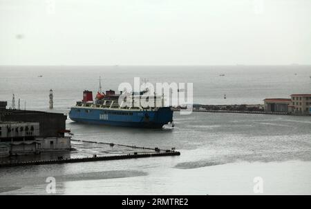 (140917) - HAIKOU, 17 settembre 2014 -- Una nave arriva al porto di Haikou a Haikou, capitale della provincia di Hainan della Cina meridionale, 17 settembre 2014. La navigazione sullo stretto di Qiongzhou è stata ripresa un giorno dopo che il tifone Kalmaegi è atterrato nella provincia dell'isola il martedì mattina. ) (Ry) CHINA-HAINAN-TYPHOON (CN) HexZhicheng PUBLICATIONxNOTxINxCHN Haikou 17 settembre 2014 una nave arriva AL porto di Haikou a Haikou capitale della provincia di Hainan della Cina meridionale 17 settembre 2014 la spedizione SULLO stretto di Qiongzhou è stata ripresa un giorno dopo che IL tifone è atterrato nella provincia islandese IL martedì mattina Ry China Hainan T. Foto Stock