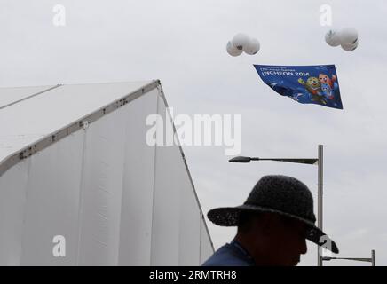 (140917) -- INCHEON, 17 settembre 2014 -- palloncini appesi a uno striscione galleggiante sopra il villaggio degli atleti di Incheon, Corea del Sud, 17 settembre 2014. L'Athletes Village si trova a 10 chilometri dal Main Press Center. Si compone di 22 condomini che forniscono un totale di 2.200 camere. I diciassettesimi Giochi asiatici si terranno dal 19 settembre al 4 ottobre. )(lz) (SP)COREA DEL SUD-INCHEON-ASIAN GAMES-ATHLETES VILLAGE Zhangxfan PUBLICATIONxNOTxINxCHN Incheon 17 settembre 2014 palloni appesi a uno striscione galleggianti sopra il Villaggio degli atleti a Incheon Corea del Sud 17 settembre 2014 il Villaggio degli atleti SI trova a 10 chili Foto Stock