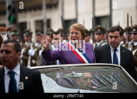 (140918) -- SANTIAGO, 18 settembre 2014 -- il presidente cileno Michelle Bachelet (C) salta su un'auto alla Cattedrale metropolitana per assistere al te Deum ecumenico del Ringraziamento, nell'ambito delle attività delle feste nazionali cilene, a Santiago, capitale del Cile, il 18 settembre 2014.Jorge Villegas) (jg) (fnc) CILE-SANTIAGO-POLITICA-FESTA NAZIONALE e JORGExVILLEGAS PUBLICATIONxNOTxINxCHN Santiago 18 settembre 2014 il presidente cileno Michelle Bachelet C si dirige IN auto alla Cattedrale metropolitana per partecipare al te del Ringraziamento come parte delle attività delle feste nazionali cilene a Sant Foto Stock